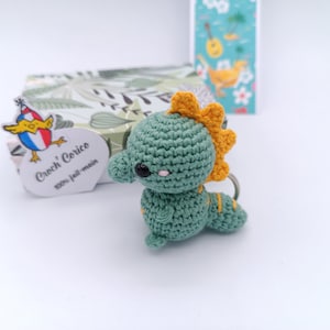 Mini Dinosaure amigurumi réalisé au crochet  (Option Porte clé) et sa boite d'emballage cadeau