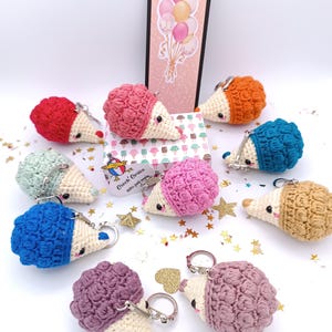 Hérisson amigurumi réalisée au crochet (option porte clé) et sa boite d'emballage cadeau