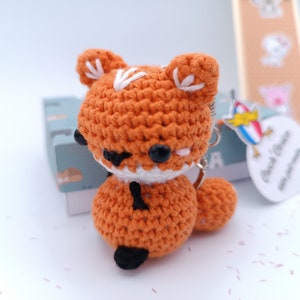 Mini Renard amigurumi réalisé au crochet (option porte clé) et sa boite d'emballage cadeau