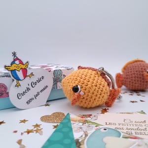 Mini poisson amigurumi réalisé au crochet (option porte clé) et sa boite d'emballage cadeau