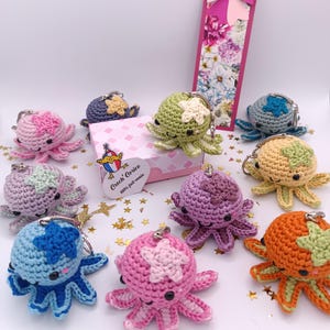Mini pieuvre amigurumi réalisée au crochet (option porte clé) et sa boite d'emballage cadeau
