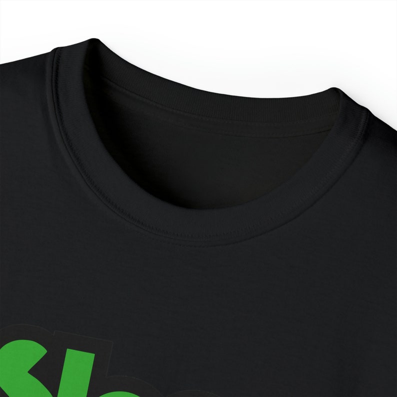 Pu&ograve; includere: Maglietta nera con una grafica verde "Sk8".