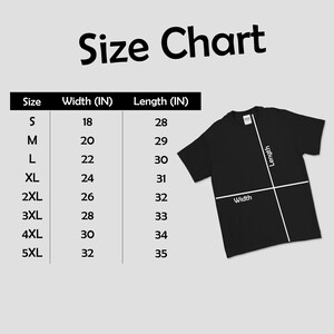 Pu&ograve; includere: Tabella delle taglie per una t-shirt che mostra le misure di larghezza e lunghezza in pollici. La tabella mostra le taglie dalla S alla 5XL con le misure di larghezza e lunghezza corrispondenti.