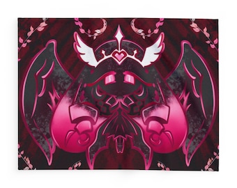Könnte beinhalten: Eine dekorative Decke mit einer stilisierten Illustration einer Kreatur mit Flügeln, einer Krone und einem Herzen. Das Design ist hauptsächlich schwarz und rosa, mit einem dunkelroten Hintergrund und floralen Akzenten.
