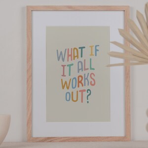 Puede incluir: Una impresi&oacute;n enmarcada con un fondo verde claro y el texto "WHAT IF IT ALL WORKS OUT?" en letras coloridas y divertidas.
