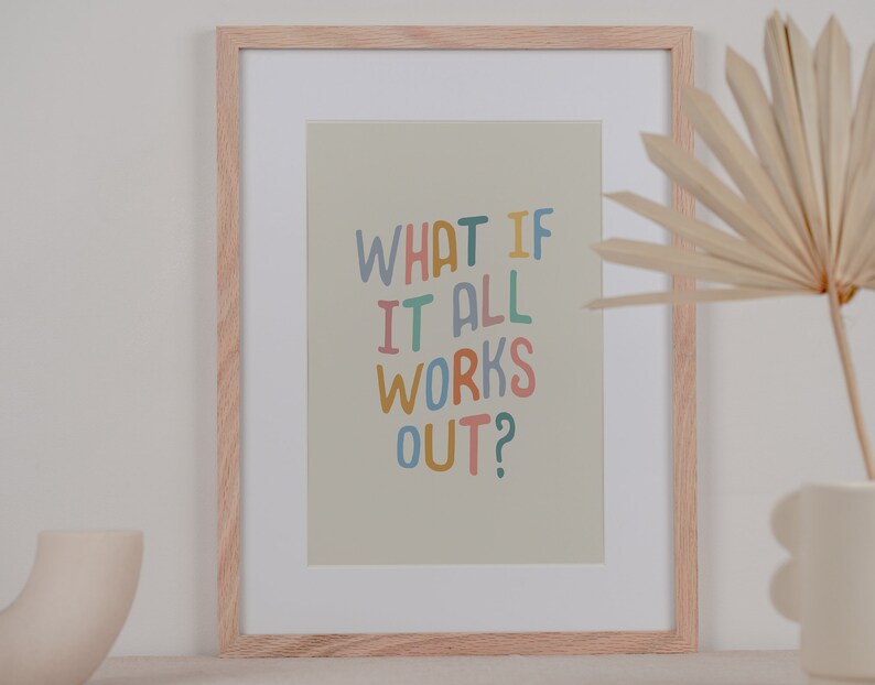 Puede incluir: Una impresi&oacute;n enmarcada con un fondo verde claro y el texto "WHAT IF IT ALL WORKS OUT?" en letras coloridas y divertidas.