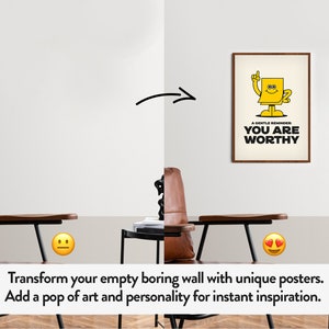 Puede incluir: Un p&oacute;ster enmarcado con borde marr&oacute;n cuelga de una pared blanca. El p&oacute;ster presenta un personaje cuadrado amarillo con una cara sonriente y un dedo levantado. El texto en el p&oacute;ster dice "A GENTLE REMINDER: YOU ARE WORTHY".