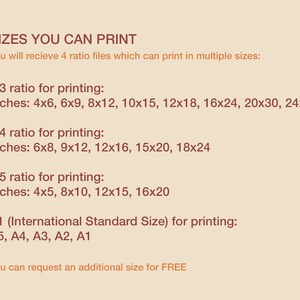 Puede incluir: Texto sobre un fondo beige que enumera los diferentes tama&ntilde;os que puede imprimir en pulgadas. Los tama&ntilde;os se enumeran en proporciones de 2:3, 3:4 y 4:5. El texto tambi&eacute;n menciona un A1 (tama&ntilde;o est&aacute;ndar internacional) para imprimir, con tama&ntilde;os A5, A4, A3, A2 y A1. El texto termina con "Puede solicitar un tama&ntilde;o adicional GRATIS."