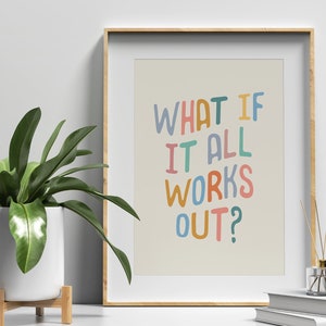 Puede incluir: Una impresi&oacute;n enmarcada con un fondo beige y el texto "WHAT IF IT ALL WORKS OUT?" en letras escritas a mano de colores.