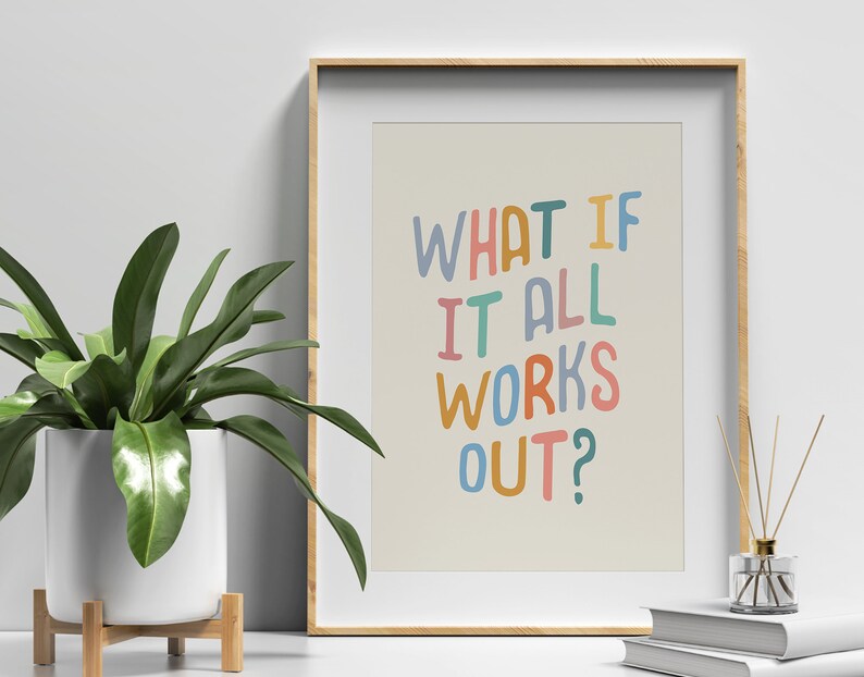 Puede incluir: Una impresi&oacute;n enmarcada con un fondo beige y el texto "WHAT IF IT ALL WORKS OUT?" en letras escritas a mano de colores.
