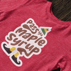 Elf Shirt, Pass den Ahornsirup, lustiges Weihnachtsfilmzitat, Kumpel, Spaß Urlaub Geschenkidee