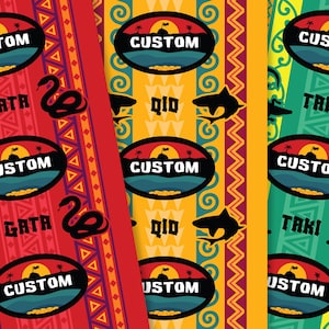 Pode incluir: Três painéis de tecido coloridos com padrões repetidos. Cada painel apresenta um design oval com a palavra "CUSTOM" e uma cena de praia. Os painéis também exibem vários gráficos e texto, incluindo cobras, tubarões e jacarés.