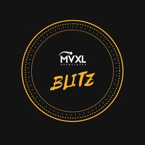 以下が含まれることがあります： 黒の背景に金の円があり、白い文字で「MVXL Associates」と「BLITZ」と書かれています。