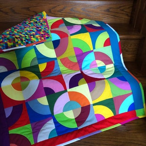 Modern quilt or wall hanging for baby or you who loves circles (and who doesn&#39;t love circles?)