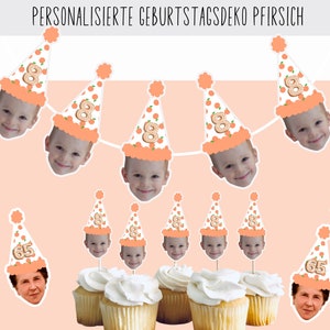 Könnte beinhalten: Pfirsich-thematische Geburtstagsdekorationen mit personalisierten Cupcake-Toppern und einem Banner mit Gesichtern und der Zahl 65.