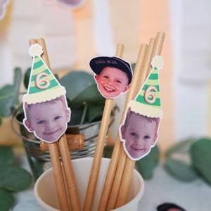 Puede incluir: Tres pajitas de papel marr&oacute;n con sombreros de fiesta verdes y amarillos con caras de ni&ntilde;os en ellos. Los sombreros tienen el n&uacute;mero "6" en ellos.