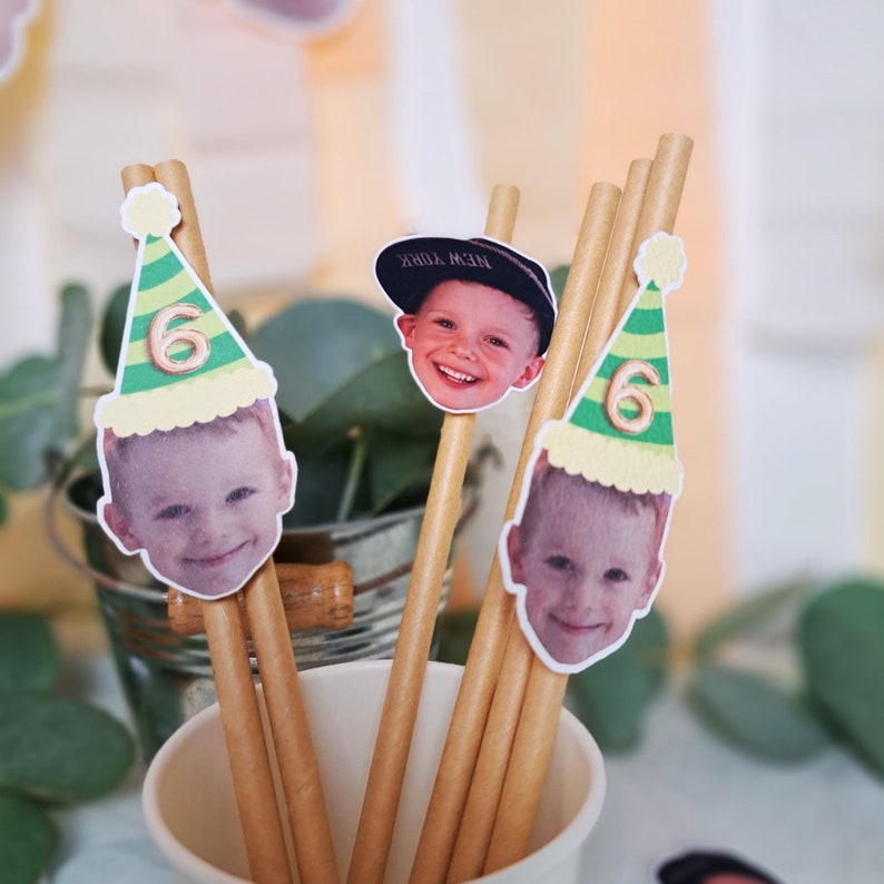 Puede incluir: Tres pajitas de papel marr&oacute;n con sombreros de fiesta verdes y amarillos con caras de ni&ntilde;os en ellos. Los sombreros tienen el n&uacute;mero "6" en ellos.