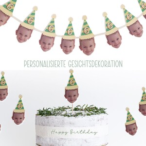 Puede incluir: Una pancarta de cumplea&ntilde;os verde y amarilla con una foto de un ni&ntilde;o en cada uno de los 10 sombreros de fiesta. La pancarta dice "PERSONALISIERTE GESICHTSDEKORATI&Omicron;&Nu;". Hay un pastel con un sombrero de fiesta verde y amarillo con una foto de un ni&ntilde;o en la parte superior. El pastel dice "Feliz cumplea&ntilde;os".