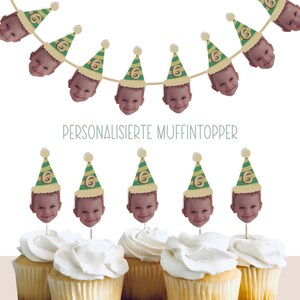 Puede incluir: Un conjunto de adornos para cupcakes con la cara de un ni&ntilde;o con un gorro de fiesta verde y dorado. Los adornos est&aacute;n dispuestos sobre cupcakes con glaseado blanco. El texto "Personalised Muffin Topper" es visible en la imagen.