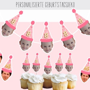 Könnte beinhalten: Rosa und goldene Geburtstagsdekorationen mit Cupcakes und einem Banner mit Fotos von Personen, die Partyhüte tragen. Das Banner hat die Nummer 8 auf jedem Hut.