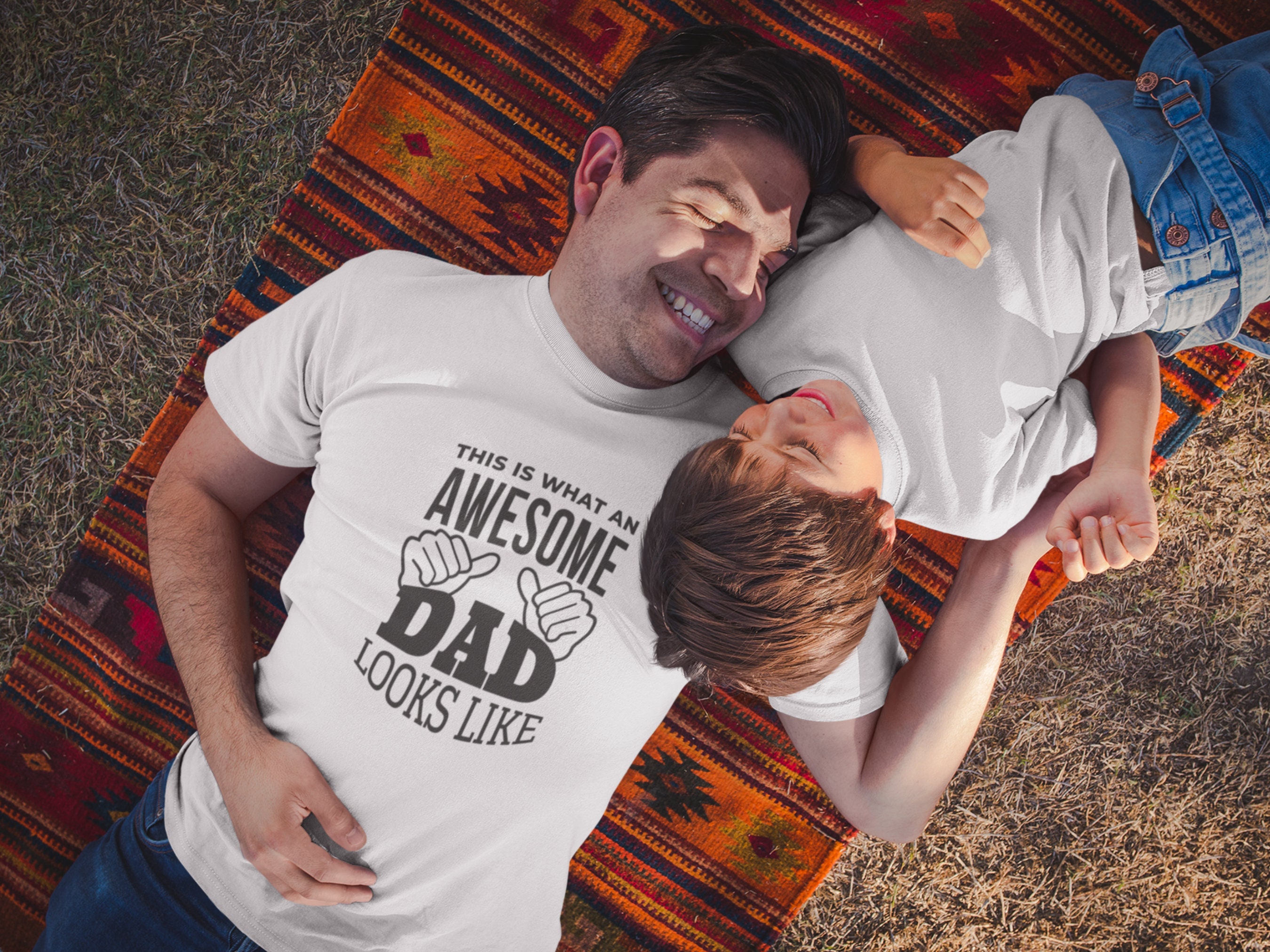 FATHERS DAY GIFT PRESENT THIS IS WHAT AN AWESOME DAD LOOKS LIKE T SHIRT 