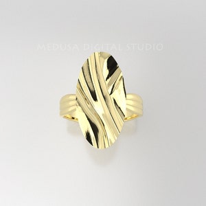 Peut inclure: Une bague en or avec un dessus ovale texturé. La bague est en métal lisse et brillant.