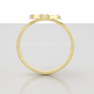 Pu&ograve; includere: Un anello d'oro con una fascia liscia e arrotondata e una parte superiore piatta e circolare.