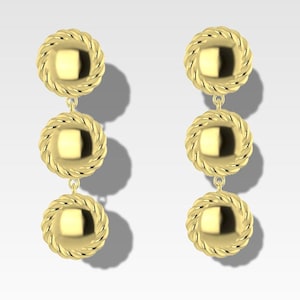 Può includere: Un paio di orecchini dorati con tre ciondoli rotondi e testurizzati.