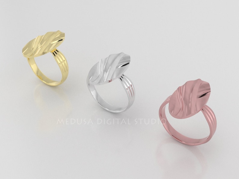 Pu&ograve; includere: Tre anelli con un design ovale testurizzato. Gli anelli sono in oro, argento e oro rosa.