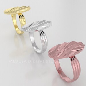 Pu&ograve; includere: Tre anelli ovali con un design testurizzato. Gli anelli sono in oro, argento e oro rosa.