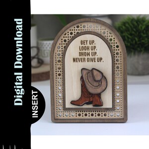 Könnte beinhalten: Ein Holzschild mit einem braunen Cowboy-Stiefel und Hut, mit dem Text "Get Up. Look Up. Show Up. Never Give Up."