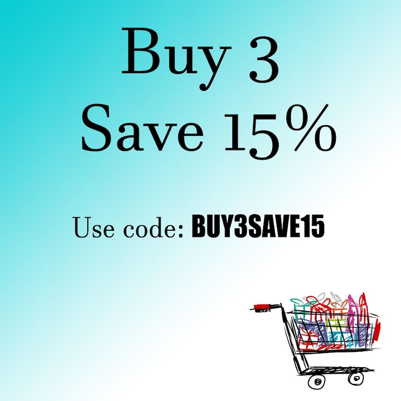 Puede incluir: Una imagen con un fondo azul degradado presenta el texto "Buy 3 Save 15%" en negro. Debajo, dice "Use code: BUY3SAVE15". Un carrito de compras dibujado a mano, lleno de cajas de regalo coloridas, est&aacute; en la esquina inferior derecha.