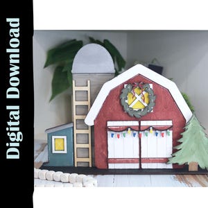 Puede incluir: Decoración de granero de madera con exterior rojo, ribete blanco y una corona navideña verde. El granero tiene un silo, un cobertizo pequeño y un árbol de Navidad verde. El texto "Digital Download" está en el lado izquierdo.
