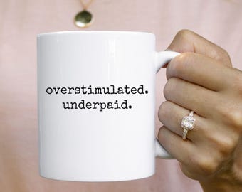 Mug sous-payé sur-stimulé, tasse à café sarcastique drôle, cadeau d'humour au travail que l'on peut raconter, tasse citation impertinente pour femme, tasse à café de bureau burn-out