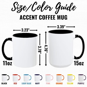 Op de afbeelding: Witte accent koffiemokken met zwarte binnenkant en handvatten. De afbeelding toont twee mokken, &eacute;&eacute;n van 8,2 cm breed en 9,6 cm hoog, en de andere van 8,6 cm breed en 12,1 cm hoog. De mokken zijn verkrijgbaar in verschillende kleuren, waaronder zwart, rood, lichtblauw, marine, roze, oranje, geel en paars.