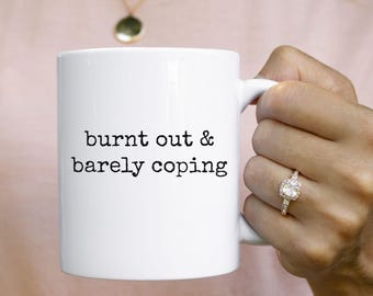 Mug épuisé et à peine capable d'y faire face, tasse à café sarcastique drôle, cadeau pertinent pour le stress au travail, tasse citation impertinente pour femme, tasse épuisement mental