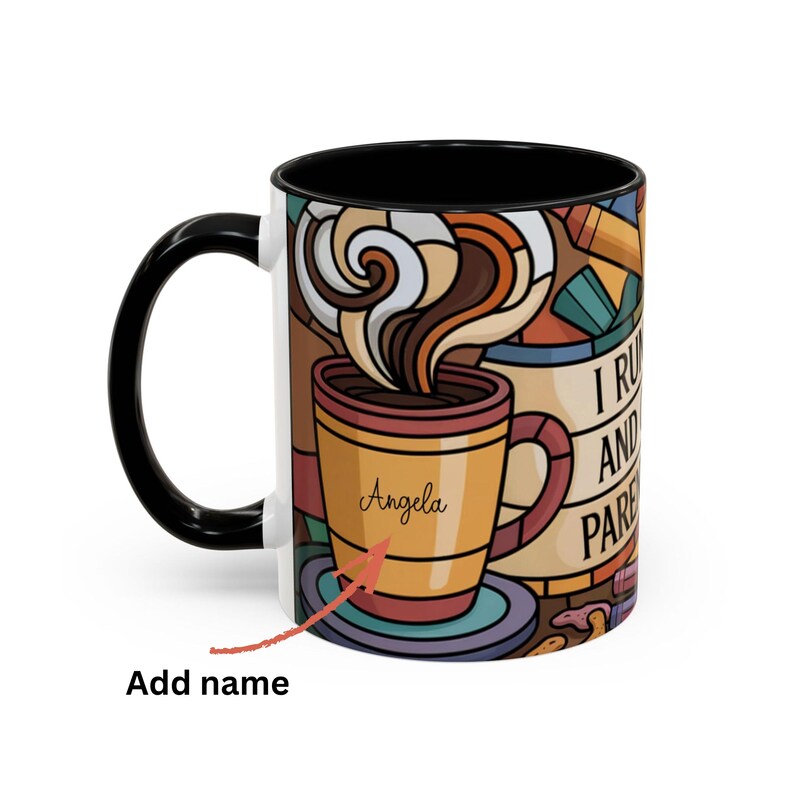 Op de afbeelding: Een witte keramische koffiemok met een zwarte handgreep en binnenkant. De mok heeft een kleurrijk ontwerp van een koffiekopje met stoom, de naam "Angela" en de tekst "I RUN AND PARENT".