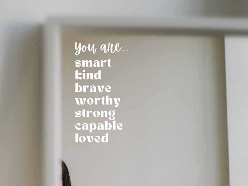 Puede incluir: Texto blanco en una pared blanca que dice "You are... smart kind brave worthy strong capable loved."