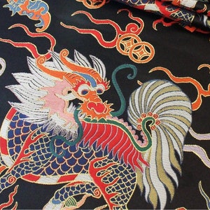 Broccato di seta Kirin cinese, abito tibetano, decorazione, tappezzeria / tessuto, tessuto fatto a mano in broccato di seta, tessuto antico jacquard, 29 "W, nero e rosso