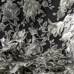 Tissu Jacquard floral noir et blanc : motif 3D en relief, 52 po. de large