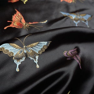 45 "W Cina broccato di seta nero realistico farfalla floreale cinese tradizionale matrimonio broccato jacquard rayon + tessuto di seta in vendita liquidazione