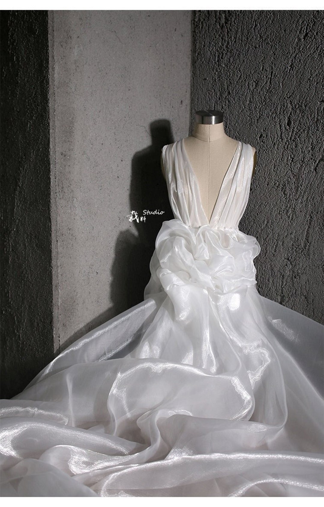 liquid organza wedding dress Modern Strapless with Removable Puffy Sleeves HAREM's Brides shoulder dress Liquid High-gloss Organza Fabric: Reflective