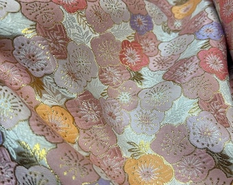 Tela brocada jacquard con estampado de flor de cerezo: 59" de ancho. Costura de kimono.