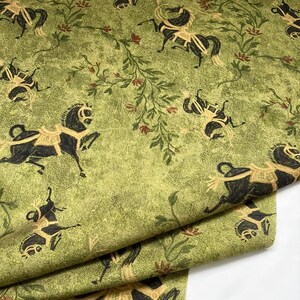 Może przedstawiać: Zielona tkanina z powtarzającym się wzorem czarnych koni z beżowymi siodłami i kwiatowymi akcentami. Konie są w r&oacute;żnych pozach na teksturowanym tle. Tkanina ma estetykę vintage.