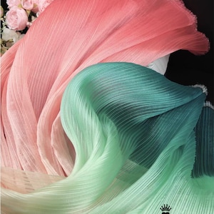 Plissierter Organza-Stoff: Glänzende, geknitterte Textur, 139 cm breit