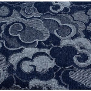 Könnte beinhalten: Nahaufnahme eines Stoffes mit einem sich wiederholenden Wolkenmuster. Das Design zeigt wirbelnde Wolkenformen in Blau- und Grautönen, wodurch ein strukturierter, tonaler Effekt entsteht. Der Stoff scheint gewebt zu sein, mit sichtbaren Fäden.