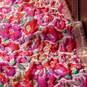 Tessuto jacquard con filo d'oro, tessuto di design 3D rosso rosa, tappezzeria, abiti da ballo, decorazioni, costumi e tessuti per cucito, 54" di larghezza per 1 metro IN SALDO