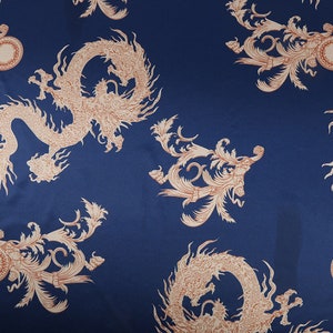 Peut inclure: Un tissu bleu marine avec un motif r&eacute;p&eacute;t&eacute; de dragons et de volutes d&eacute;coratives de couleur marron clair. Le motif pr&eacute;sente des illustrations d&eacute;taill&eacute;es de cr&eacute;atures mythiques et d'&eacute;l&eacute;ments floraux, cr&eacute;ant une esth&eacute;tique luxueuse.