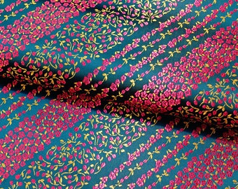 Könnte beinhalten: Tealfarbener Stoff mit einem sich wiederholenden Muster aus rosa Blüten und goldenen Ranken. Der Stoff hat einen dezenten Glanz und eine strukturierte Oberfläche.