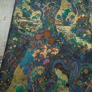 Puede incluir: Una tela detallada con un dise&ntilde;o floral colorido. El patr&oacute;n presenta una mezcla de azules, verdes, naranjas y dorado, creando un aspecto rico y texturizado. La tela es probablemente para tapicer&iacute;a o fines decorativos.